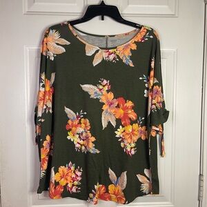 A.N.A‎  floral short sleeve top with peekaboo shoulder.  Green and orange